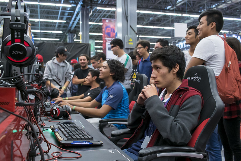 blog-convention-meetings-talent-land-mesa-de-trabajo-audifonos